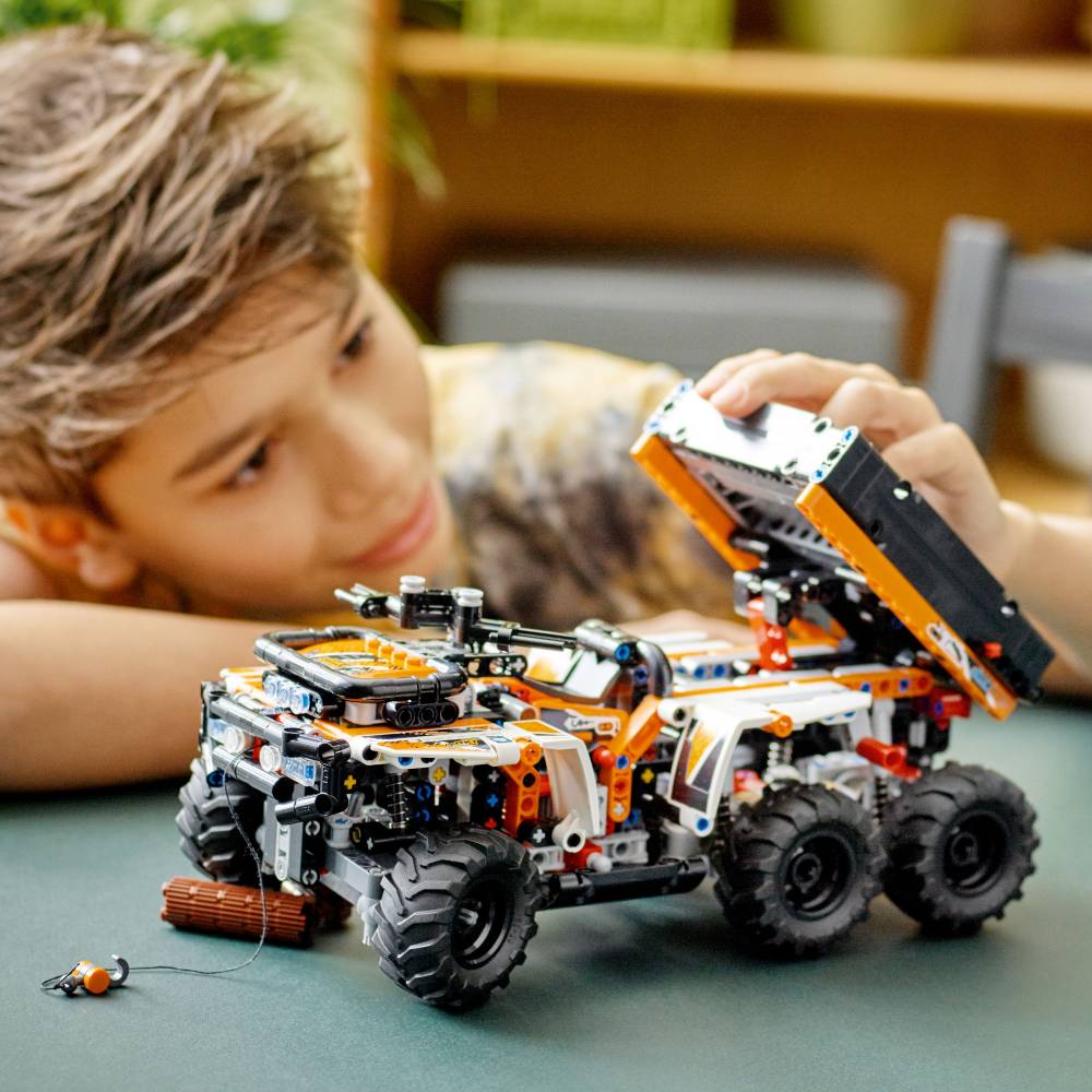 Конструктор LEGO Technic Позашляхова вантажівка 764 деталі (42139) Тематика транспорт