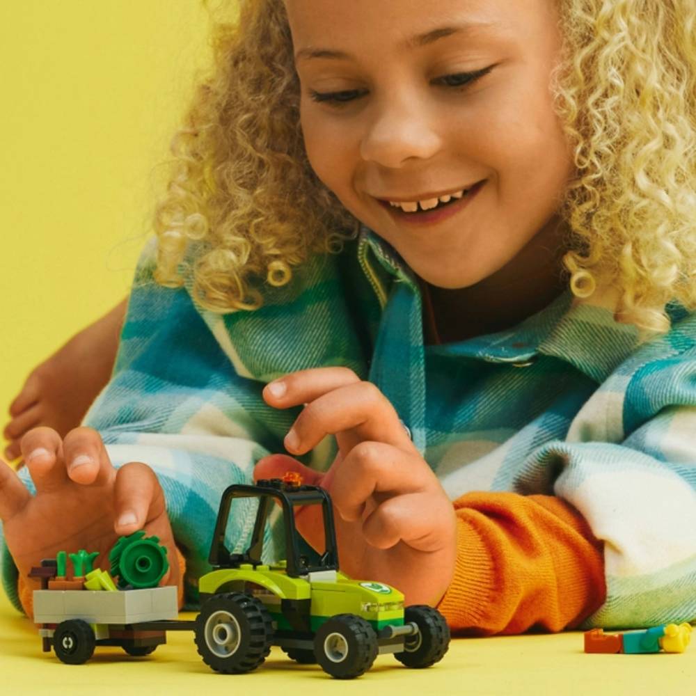 Заказать Конструктор LEGO City Трактор в парке (60390)