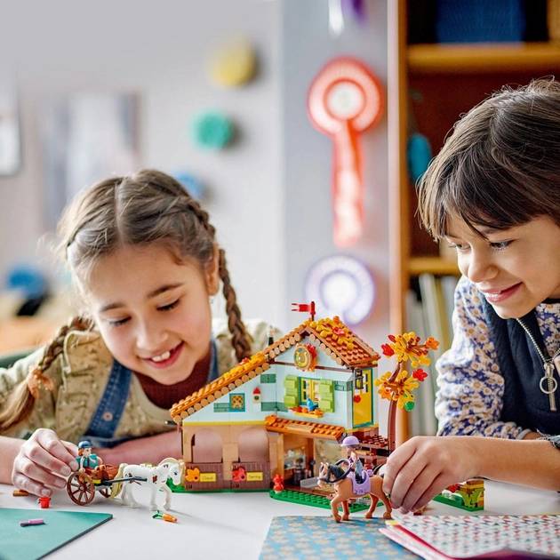 Конструктор LEGO Friends Стайка Отом 545 деталей (41745) Тематика тварини