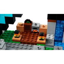 Конструктор LEGO Minecraft Форпост з мечем 427 деталей (21244)