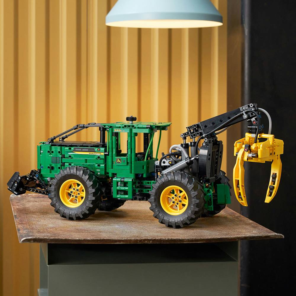 Зовнішній вигляд Конструктор LEGO Technic Трелювальний трактор John Deere 948L-II 1492 деталей (42157)