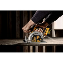 Дисковая пила DEWALT DCS512N