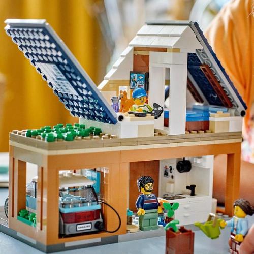 Внешний вид Конструктор LEGO City Семейный дом и электромобиль (60398)