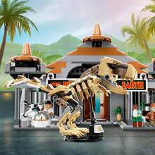 Конструктор LEGO Jurassic World Центр відвідувачів: Атака тиранозавра та раптора 693 деталі (76961)