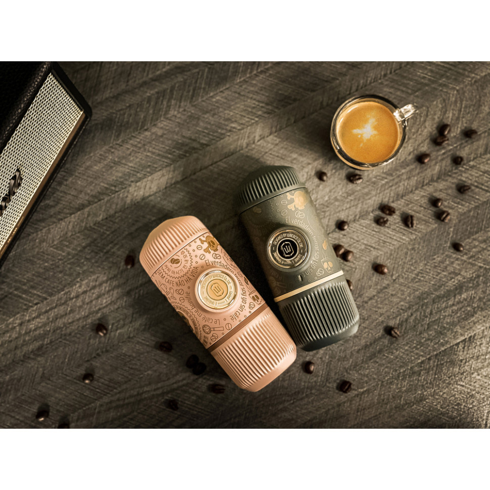 Зовнішній вигляд Портативна кавоварка WACACO Nanopresso з чохлом Темно-сіра (WNANODGR)