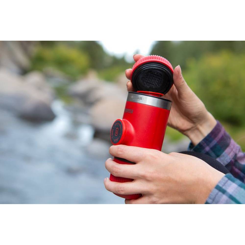 Портативна кавоварка WACACO Nanopresso з чохлом Red (WNANORED) Кава, що використовується мелена
