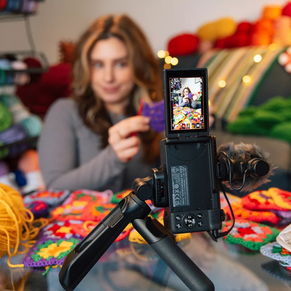 Покупка Фотоапарат CANON Powershot V1 Premium Vlogger Kit (6390C006)