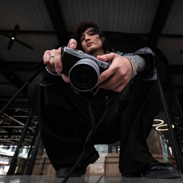 Зовнішній вигляд Фотоапарат PANASONIC Lumix DC-S9 Body Silver/Black (DC-S9E-SA)