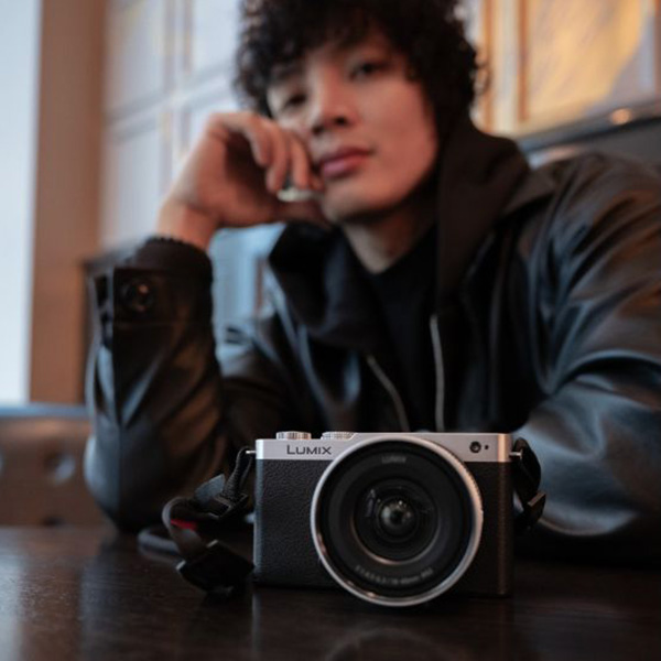 Замовити Фотоапарат PANASONIC Lumix DC-S9 Body Silver/Black (DC-S9E-SA)