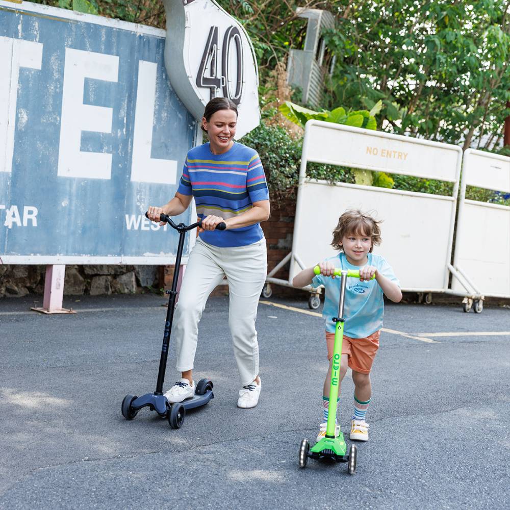 Фото Самокат MICRO серии Maxi Deluxe Neon LED Green Parrot (MMD232)