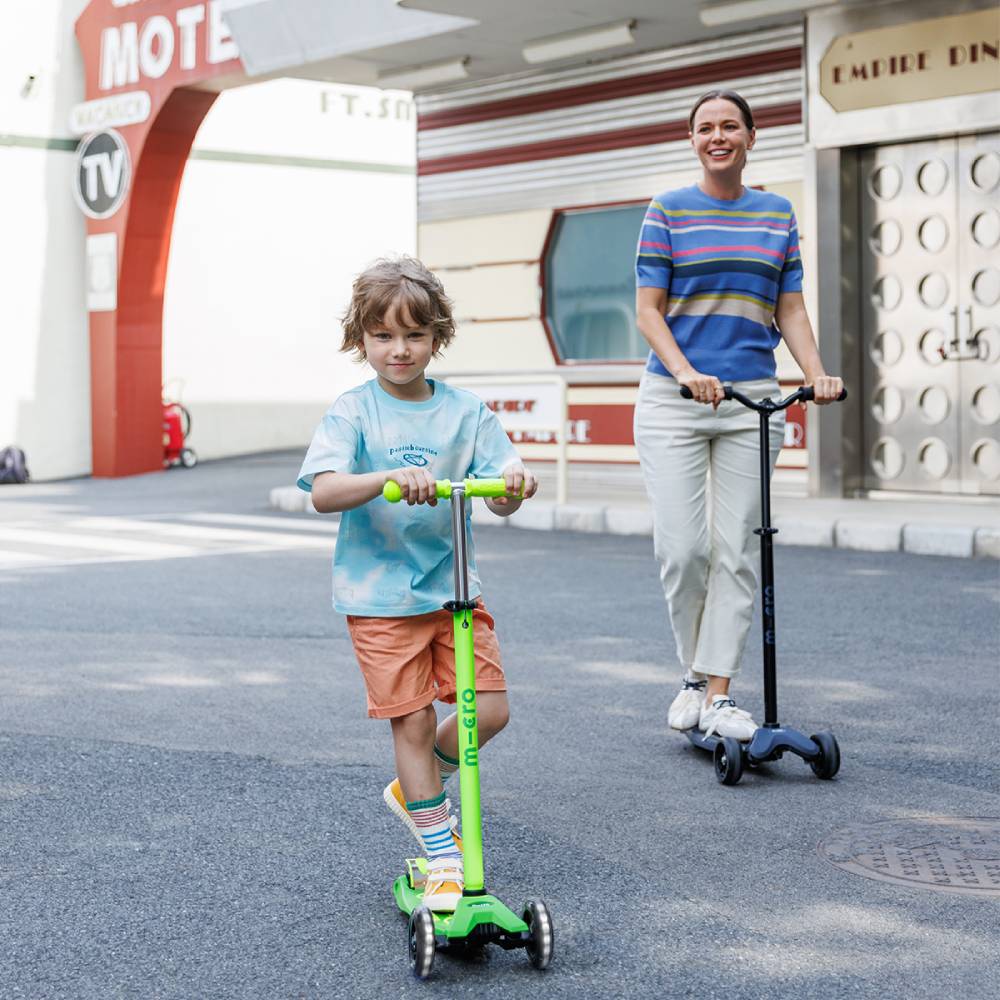 Изображение Самокат MICRO серии Maxi Deluxe Neon LED Green Parrot (MMD232)