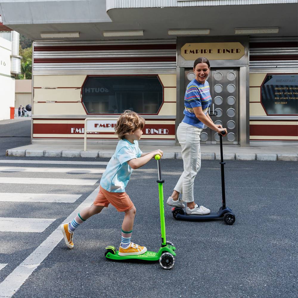 Покупка Самокат MICRO серии Maxi Deluxe Neon LED Green Parrot (MMD232)