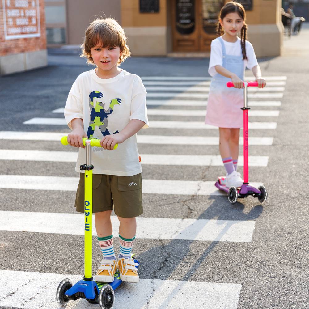 Замовити Самокат MICRO серії Maxi Deluxe Neon LED Ultra Pink (MMD233)