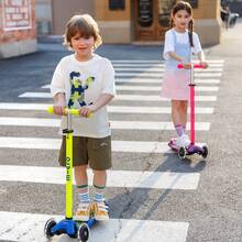 Самокат MICRO серії Maxi Deluxe Neon LED Ultra Pink (MMD233)