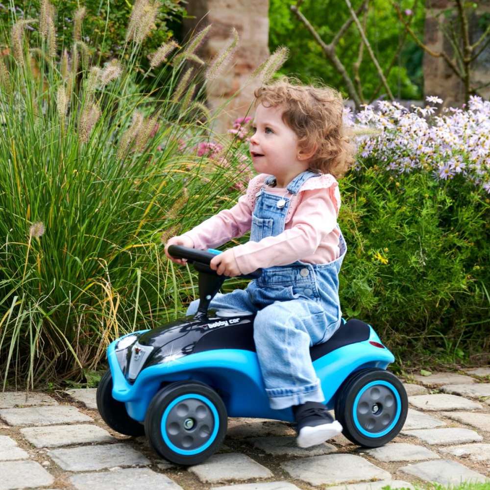 Толокар BIG Bobby Car Next Blue (56234) Дополнительно Для детей с 1 года; Размеры: 57 х 30 х 39 см; Максимальная нагрузка: 50 кг; Сенсорная кнопка включения и выключения фар; Реалистичный спидометр и тахометр; Руль с электронным звуковым сигналом