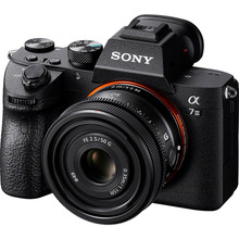 Объектив SONY 50mm f/2.5 G для NEX (SEL50F25G.SYX)