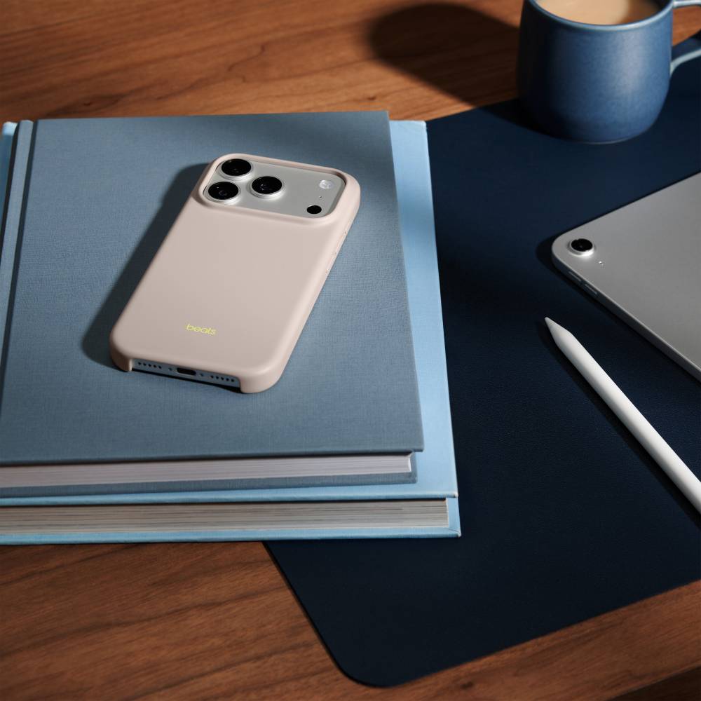 Чехол APPLE Beats iPhone 17 Pro MagSafe Camera Control Lime Stone (MGKE4LL/A) Тип чехол-накладка