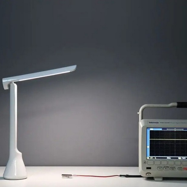 В Фокстрот Настольная лампа YEELIGHT USB Folding Charging Table Lamp 1800 mAh 3700K White (YLTD11YL White)