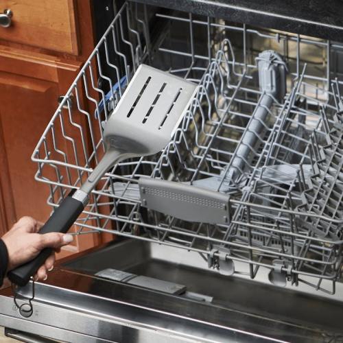 Лопатка для гриля WEBER 46 см (6761) Додатково тристороння скошена кромка для легкого та точного перевертання; міцна конструкція із нержавіючої сталі; ергономічна ручка з нековзним покриттям; можна мити в посудомийній машині