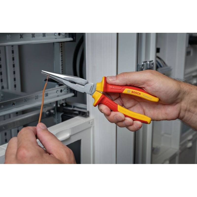 Набор инструментов BOSCH Professional VDE 5 шт (1.600.A02.NG2) Дополнительно Комплектация: 1 бокорез 160 мм, 1 длинногубцы 200 мм, 3 отвертки SL 3,5 / SL 6,5 / PH 2