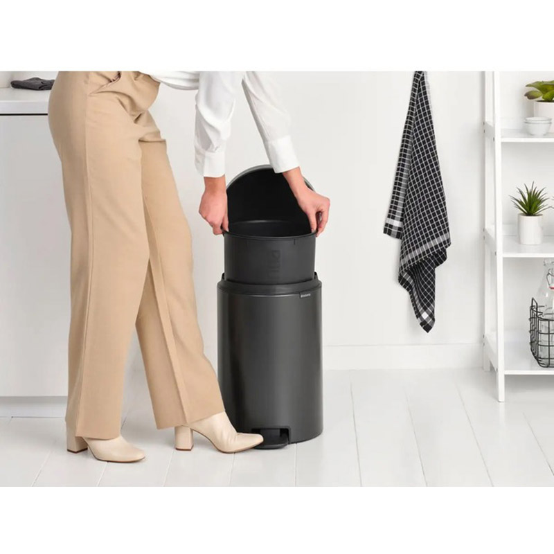 Відро для сміття Brabantia NewIcon Pedal Bin 20 л Графітовий (233500) Матеріал Нержавіюча сталь