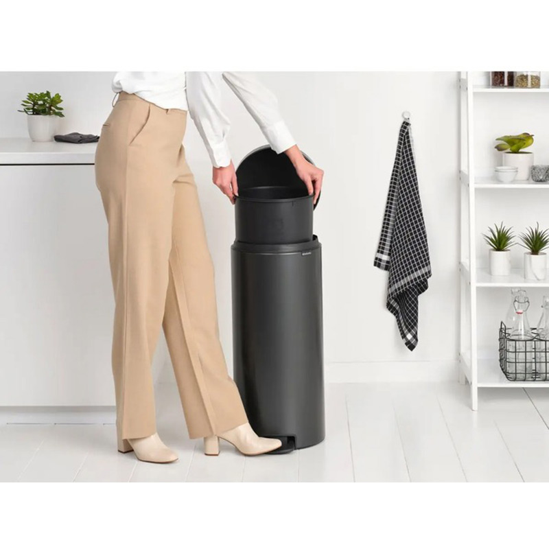 Зовнішній вигляд Відро для сміття Brabantia NewIcon Pedal Bin 30 л Графітовий (233524)