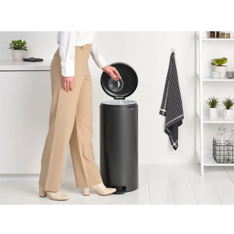 Відро для сміття Brabantia NewIcon Pedal Bin 30 л Графітовий (233524) Розмір 38 х 68 х 29