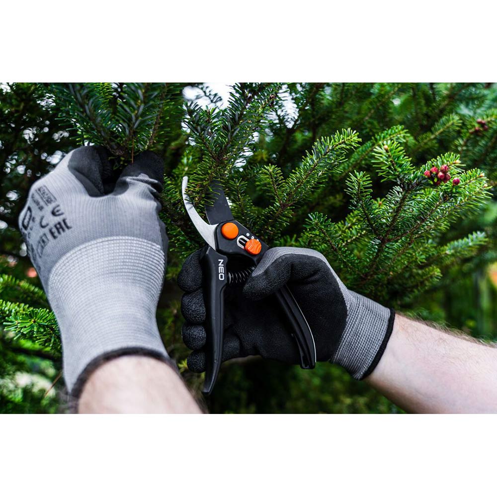 Зовнішній вигляд Секатор NEO TOOLS 15мм, 185мм, 164г (15-200)