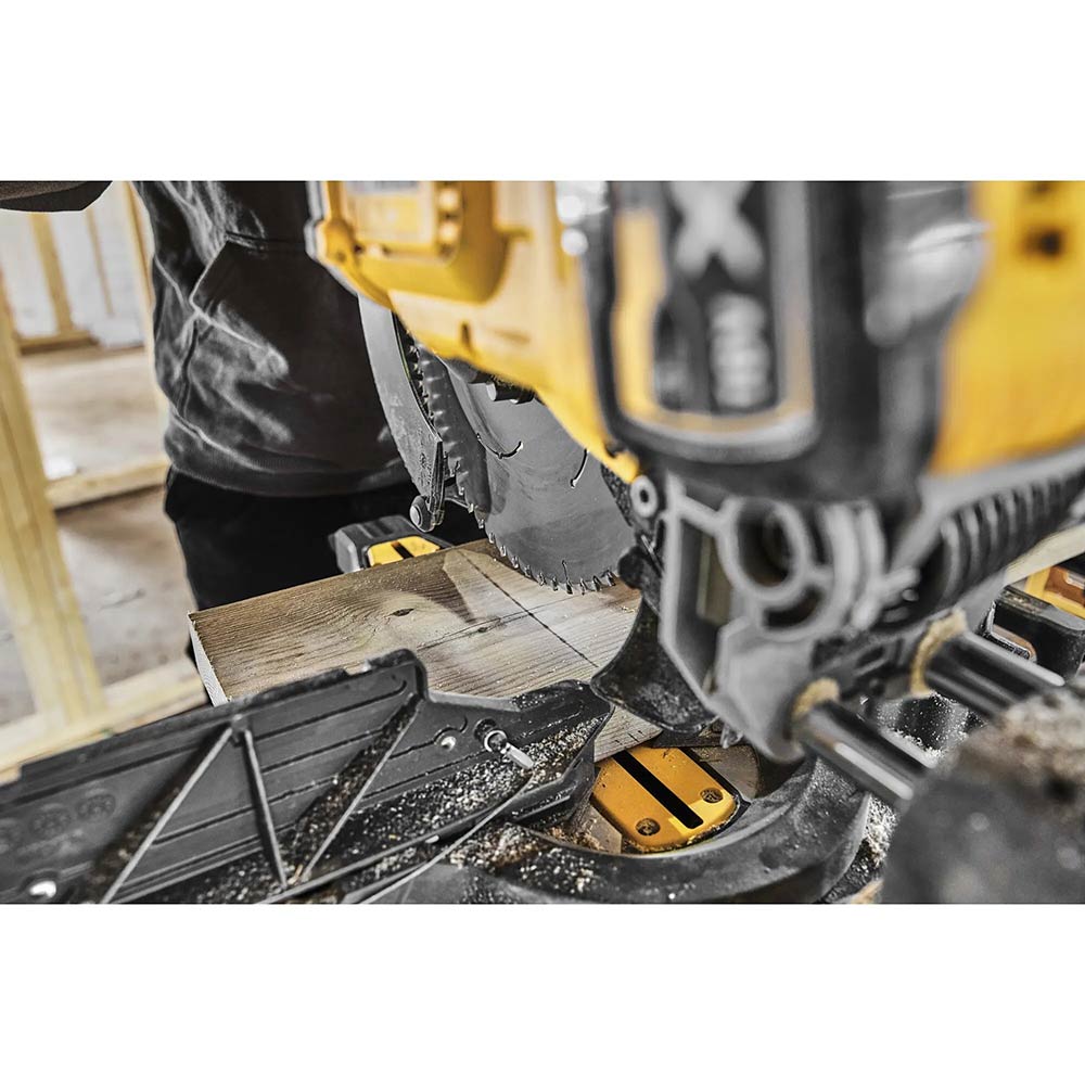 Фото 25 Дискова пилка DEWALT DCS781N