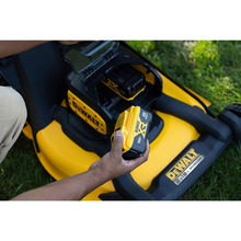 Газонокосарка DEWALT DCMWP134N