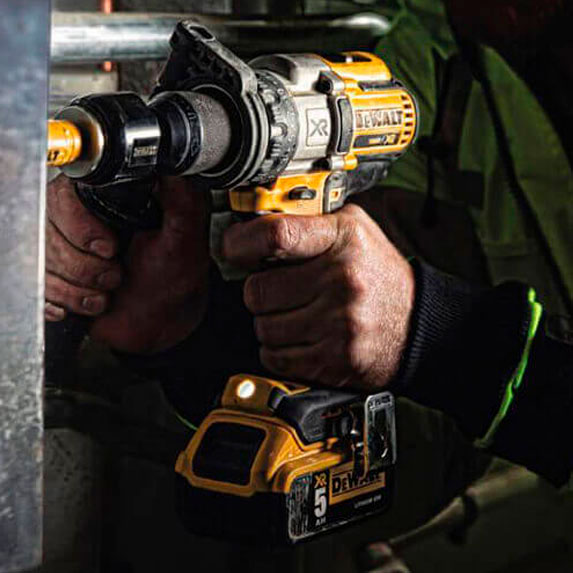 Дрель-шуруповерт DEWALT DCD996NT Аксессуары в комплекте магнитный держатель