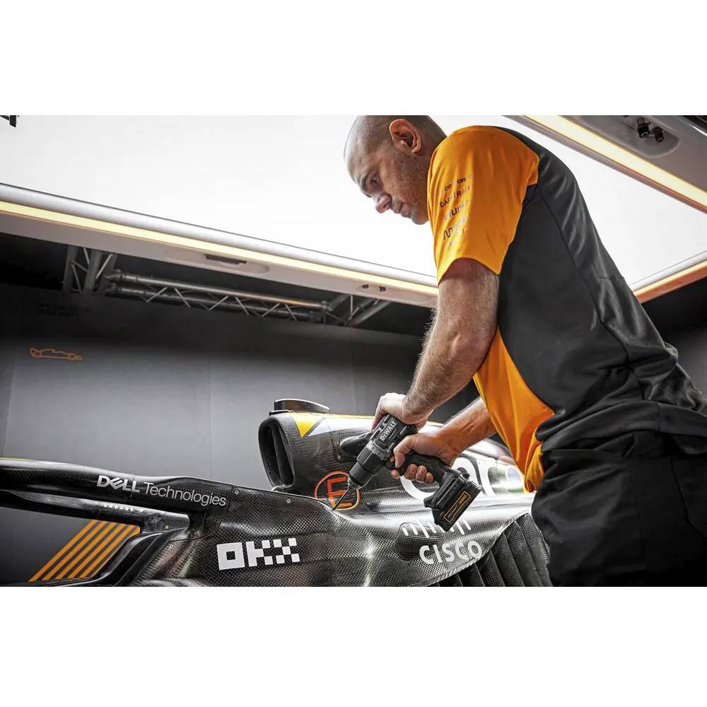 В Фокстрот Дрель-шуруповерт DEWALT McLaren F1 TEAM LIMITED EDITION (DCD85ME2GT)