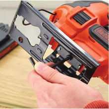 Електролобзик акумуляторний Black + Decker BDCJS18N