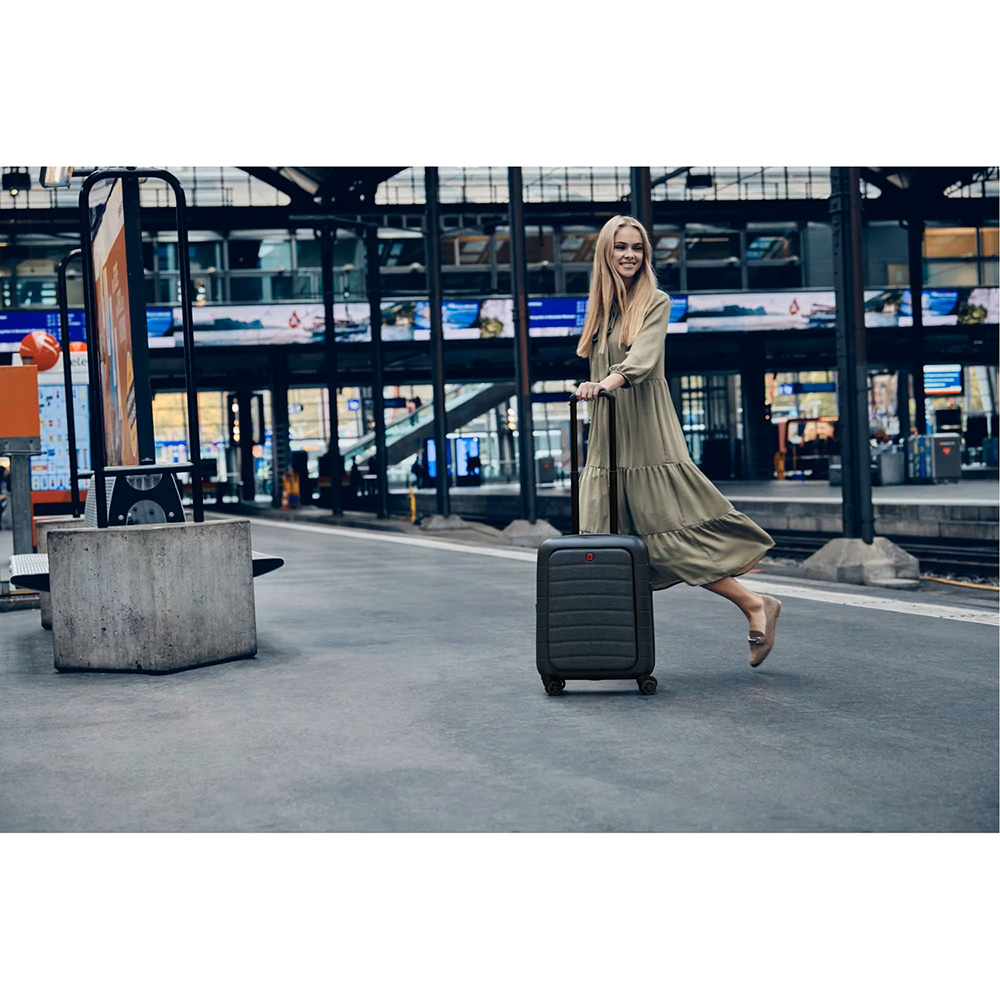 В Фокстрот Чемодан WENGER Syntry Black (610163)