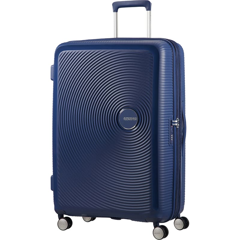 Чемодан дорожный AMERICAN TOURISTER Soundbox L Blue (32G*41003) Дополнительно Ручки для вертикальной и горизонтальной переноски с амортизацией; Верхнее отделение имеет перегородку с сетчатым карманом, закрывающимся на молнию; Нижнее отделение имеет маленький карман на молнии, в котором удобно размещать мелкие вещи