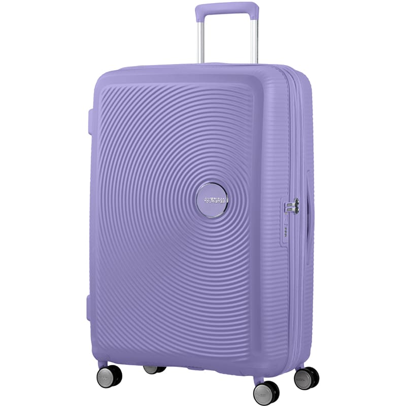 Чемодан дорожный AMERICAN TOURISTER Soundbox L Purple (32G*82003) Дополнительно Ручки для вертикальной и горизонтальной переноски с амортизацией; Верхнее отделение имеет перегородку с сетчатым карманом, закрывающимся на молнию; Нижнее отделение имеет маленький карман на молнии, в котором удобно размещать мелкие вещи