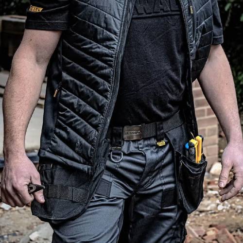 Ремень DEWALT ELASTICATED BELT Black (DWC14-001) Дополнительно длина: 680 мм; зажимная пряжка проста в использовании и надежно фиксирует ремень, предотвращая его ослабление во время работы