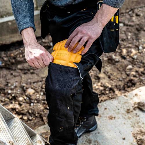 Вставки-наколінники DEWALT KNEE PAD INSERTS Yellow (DWC15-001) Додатково довжина: 400 мм; ширина: 300 мм; сумісність з усіма робочими штанами DEWALT дозволяє швидко та легко встановлювати їх у спеціальні кишені.