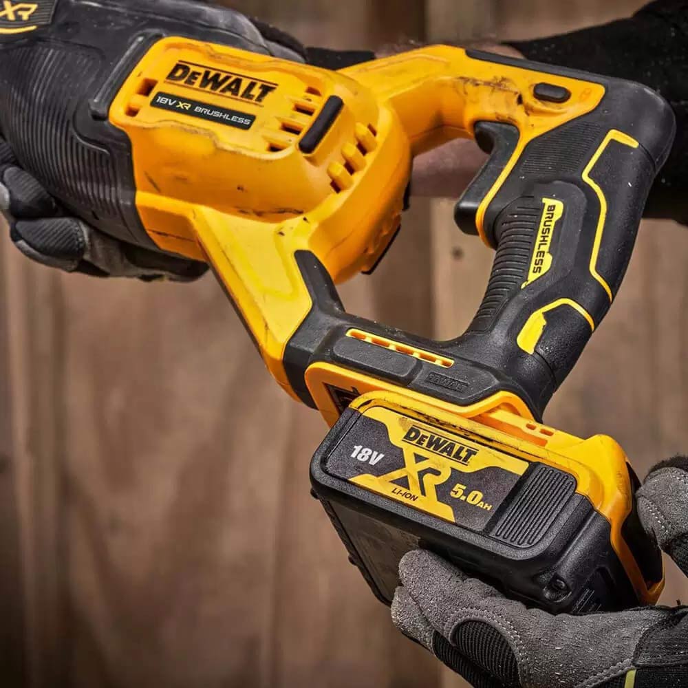 Внешний вид Сабельная пила DEWALT DCS382N