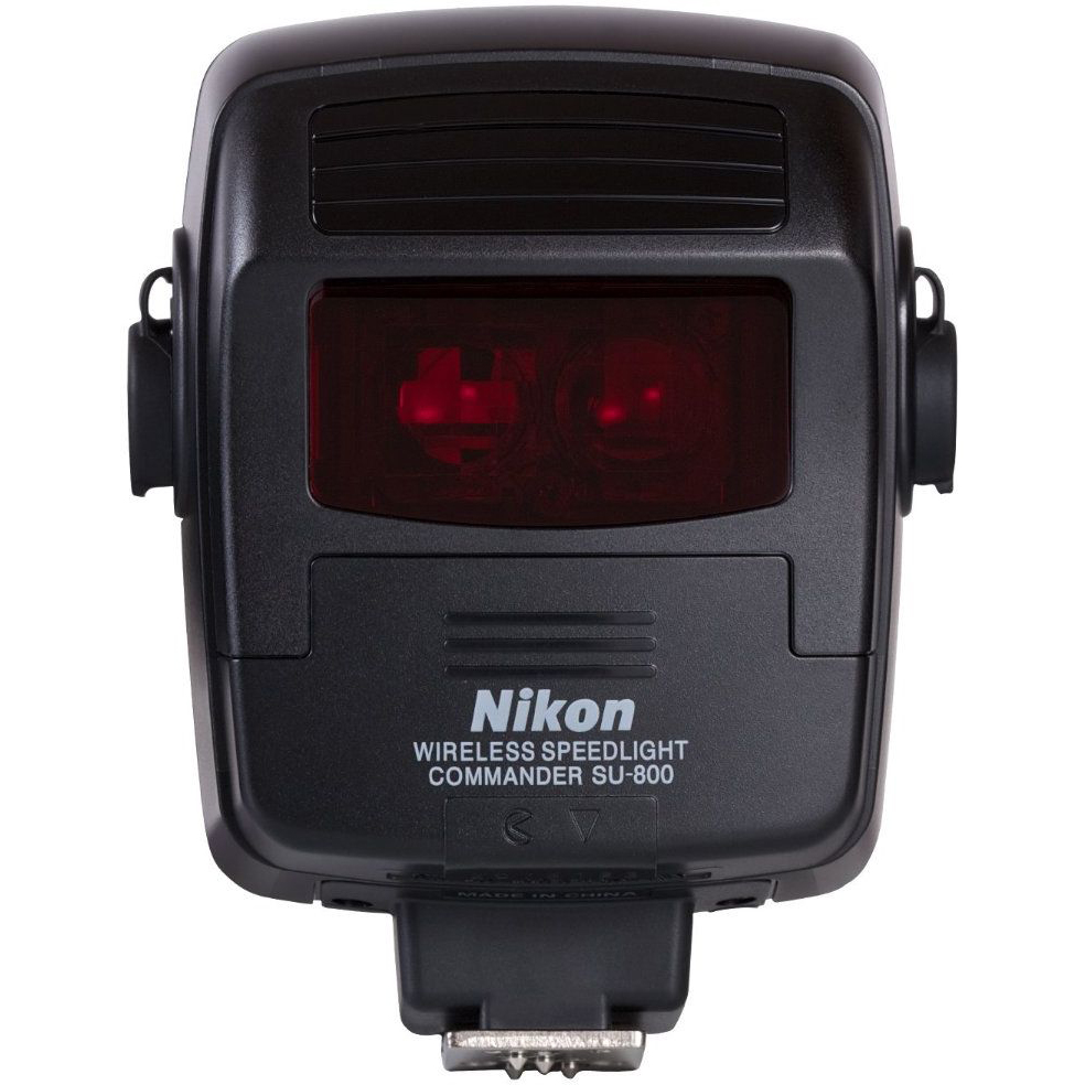 Комплект для макрозйомки NIKON SB-R200 Speedlight remote kit R1C1 Комплектація Две ведомых вспышки SB-R200, блок беспроводного управления SU-800, рассеиватель SW-12, Переходные кольца для резьбы 52/ 62/ 67/ 72/ 77 мм