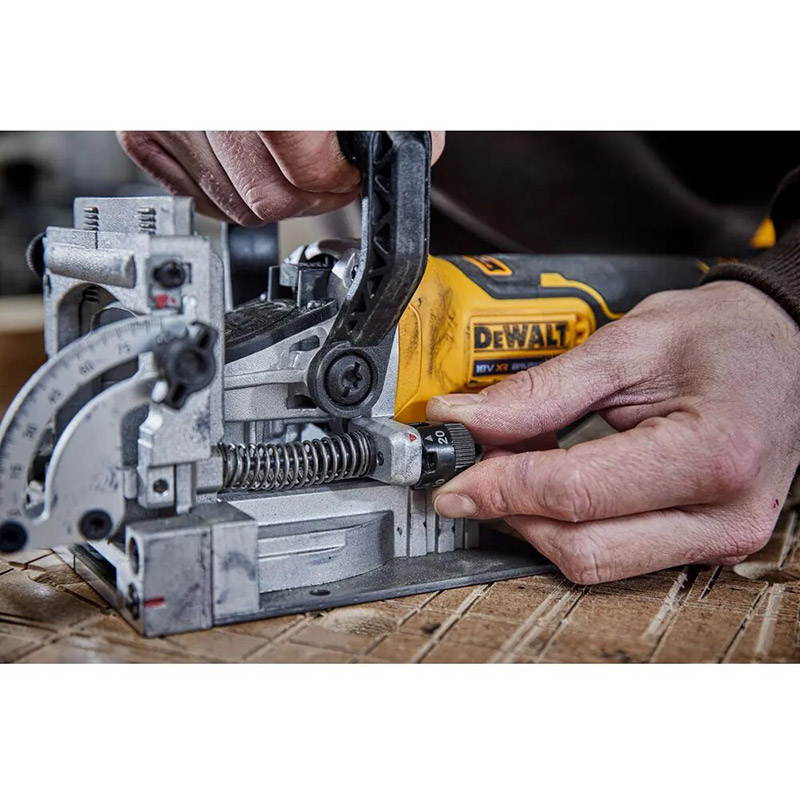 В интернет магазине Фрезер ламельный DEWALT DCW682NT