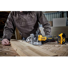 Фрезер ламельный DEWALT DCW682NT