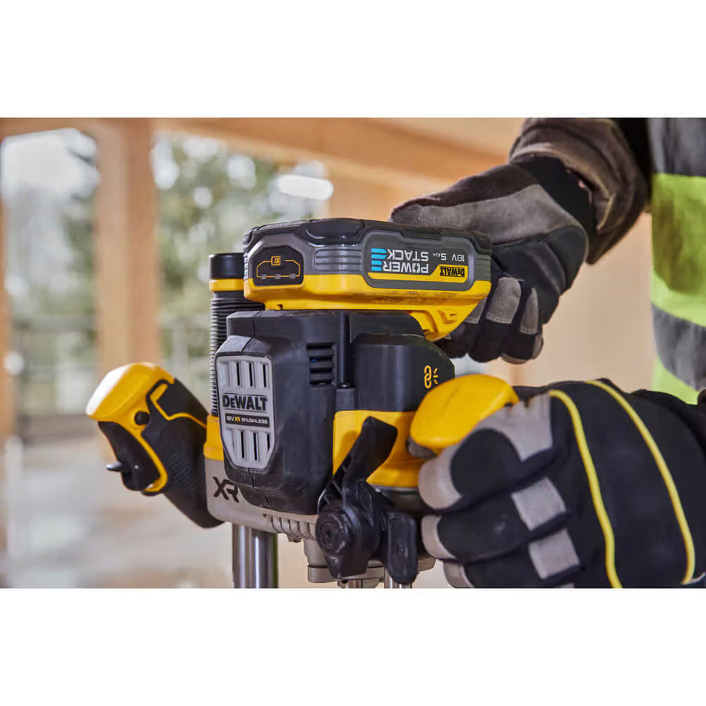 В Україні Фрезер DEWALT DCW620NT