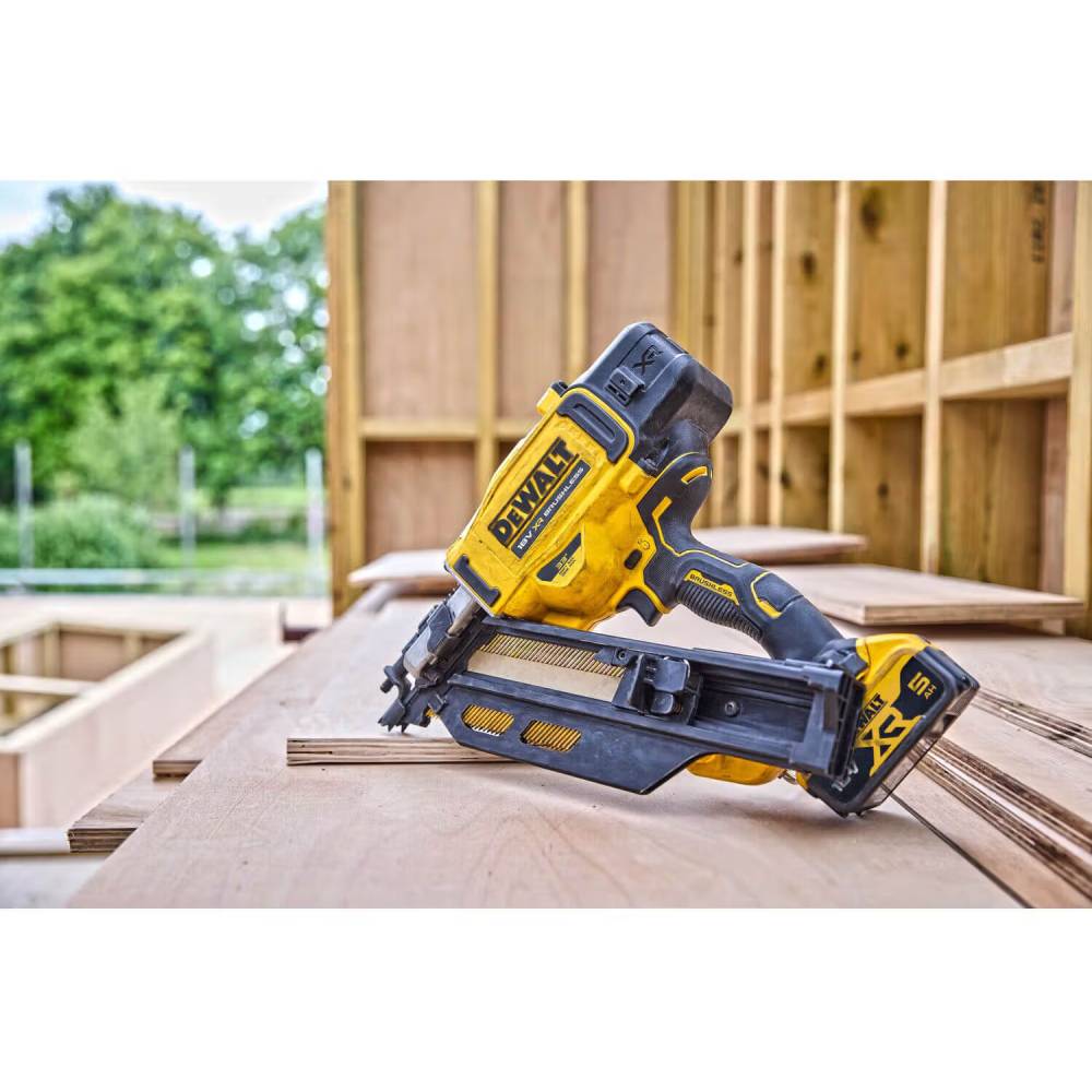 Огляд Цвяхозабивач DEWALT 18В XR Li-Ion (DCN930P2)