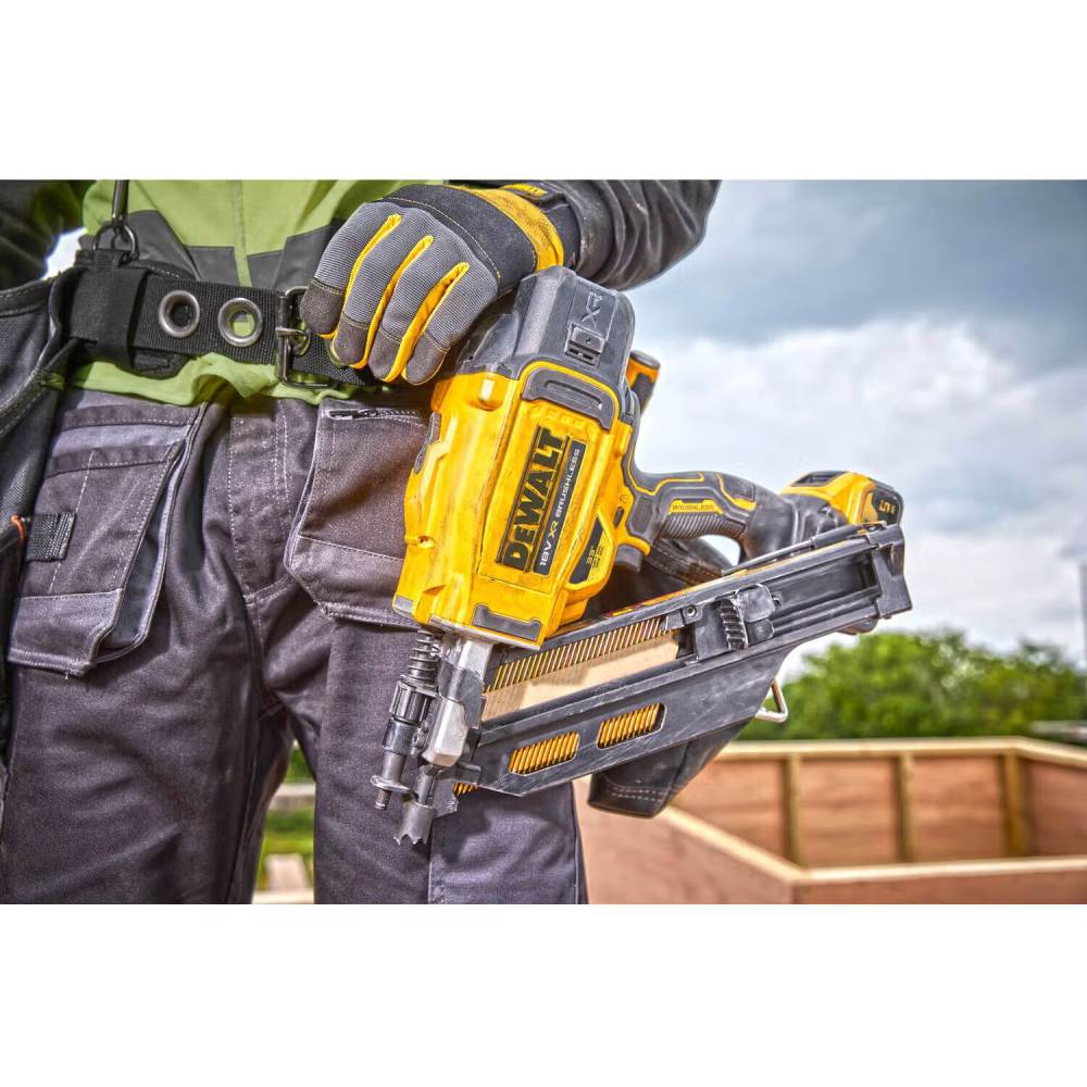 У Фокстрот Цвяхозабивач DEWALT 18В XR Li-Ion (DCN930P2)