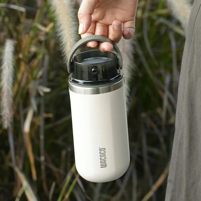 Крышка WACACO Exaflow с ручкой (W_LID_EXA) Дополнительно Материал: нержавеющая сталь, силикон, PP, тритан, POM; Размер: 70 х 50 мм; Совместимость с термокружками Wacaco Octaroma и Cuppamoka, кофеваркой Pipamoka; Вес: 87 г; 2 способа питья: через широкое отверстие или маленький носик