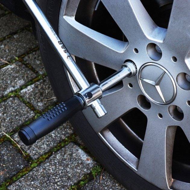 Внешний вид Ключ динамометрический 1/2" 70-170 Nm L490мм + 3 головки хрестовые (465012170)