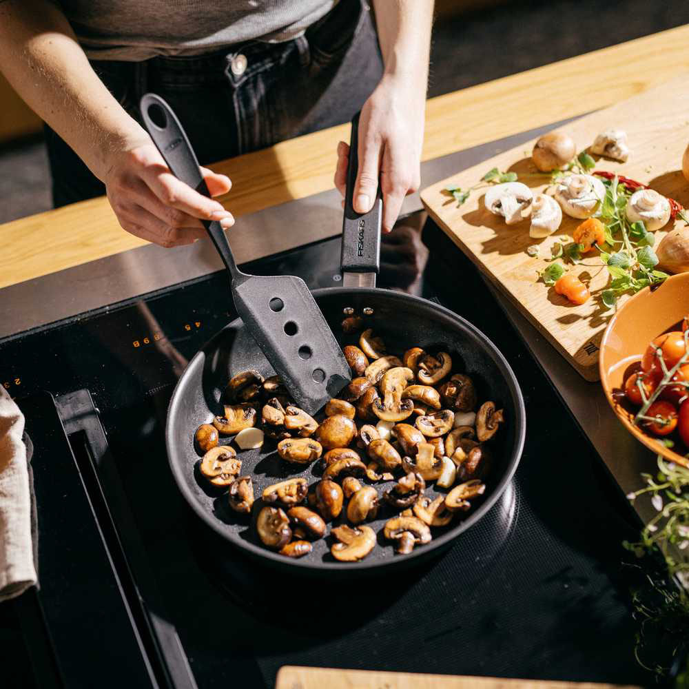 Лопатка FISKARS Essential 28,9 см (1079060) Широкая лопатка True