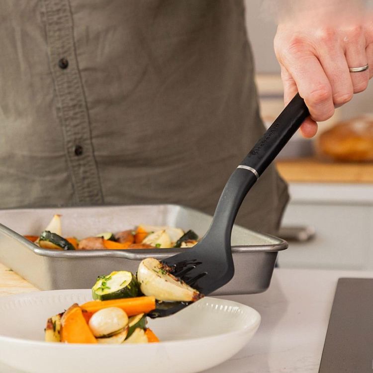 Лопатка KITCHENAID Classic 34 см Black (KHH002OHOBEG) Дополнительно оснащена специальными прорезями, которые помогают легко переворачивать и подавать пищу, одновременно позволяя излишней жидкости или жиру стекать