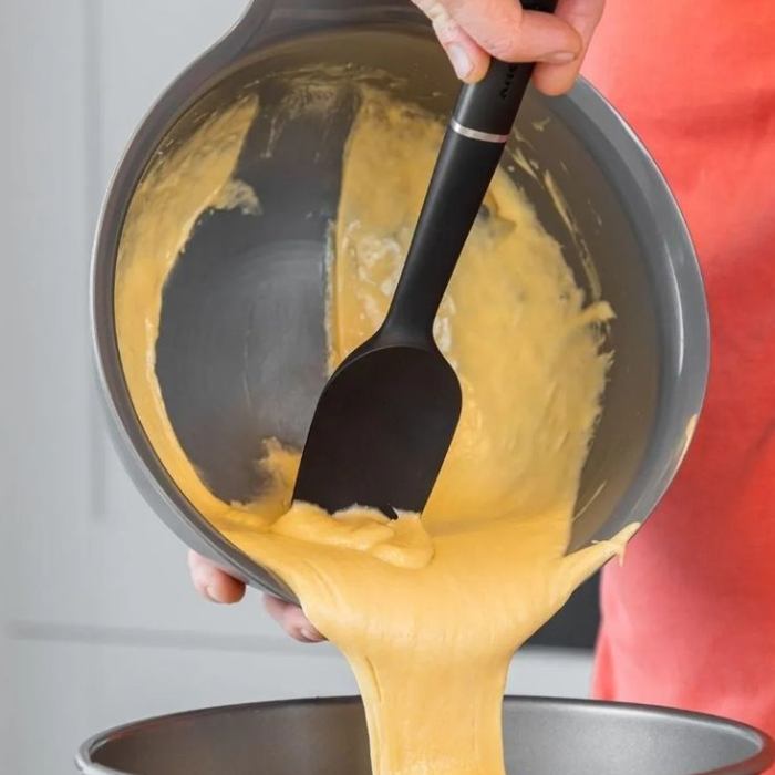 Лопатка KITCHENAID Classic 30 см Black (KHH030OHOBE) Дополнительно ширина лопатки – 7 см; помогает легко перемешивать, собирать тесто со стенок чаш, распределять массу или переносить подготовленные ингредиенты